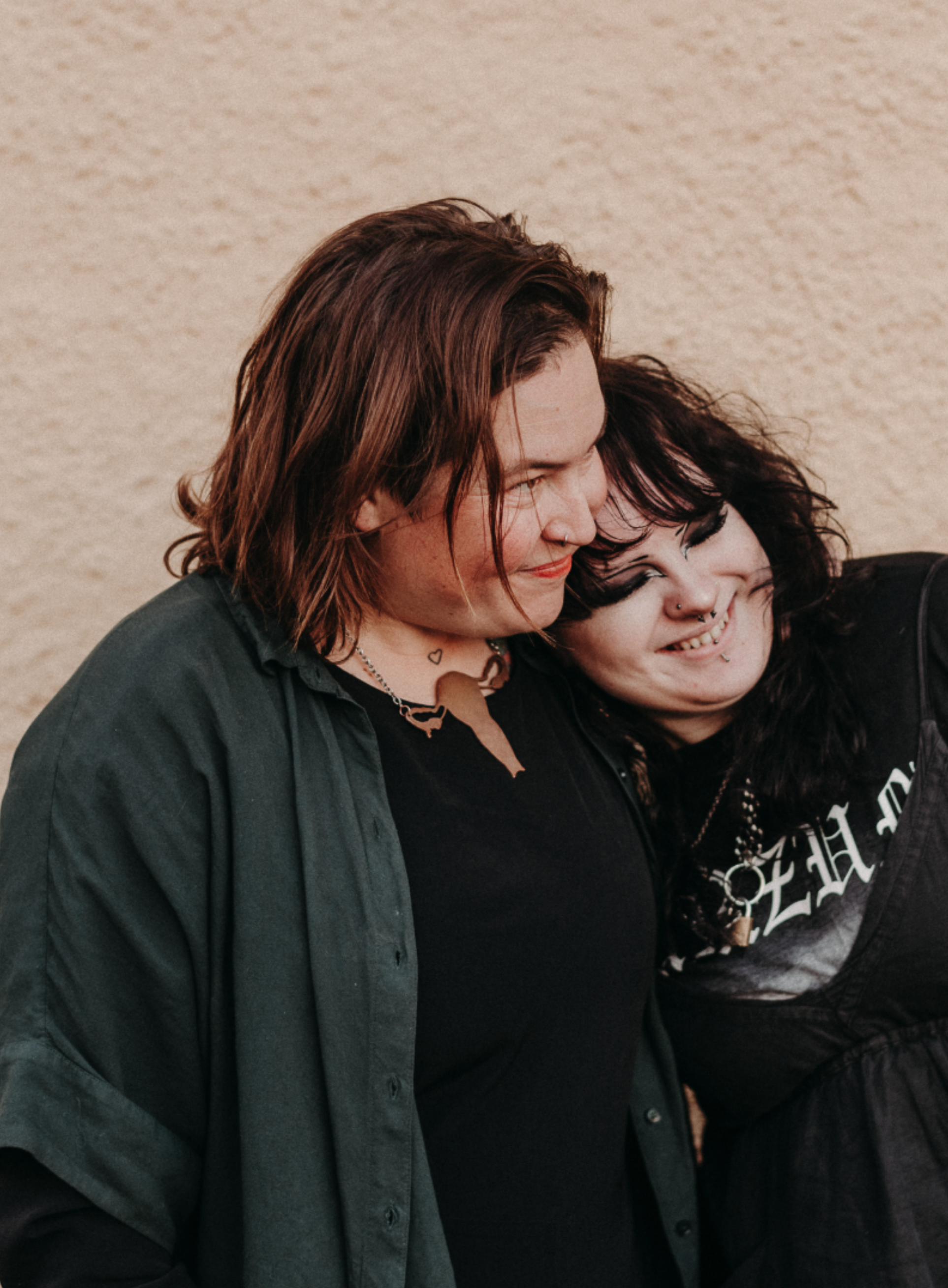 två personer kramas